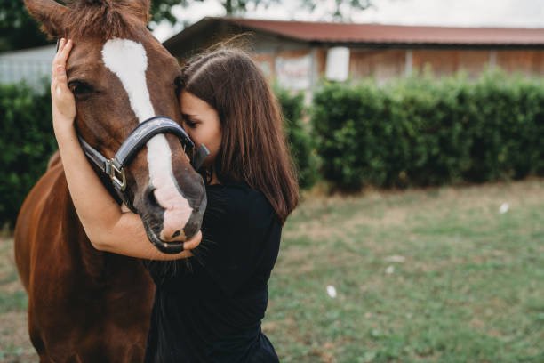 Mujer abrazando a caballo